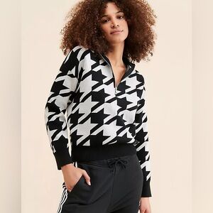 Vigoss Houndstooth Quarter-Zip Cropped Sweater - Size Medium - Black & Grey